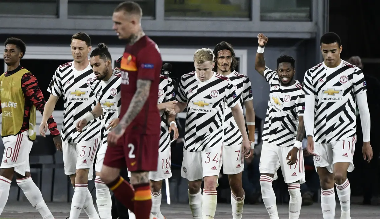 Para pemain Manchester United merayakan gol kedua ke gawang AS Roma yang dicetak striker Edinson Cavani (tengah) dalam laga leg kedua semifinal Liga Europa 2020/2021 di Olimpico Stadium, Roma, Kamis (6/5/2021). Manchester United kalah 2-3 dari AS Roma. (AFP/Filippo Monteforte)