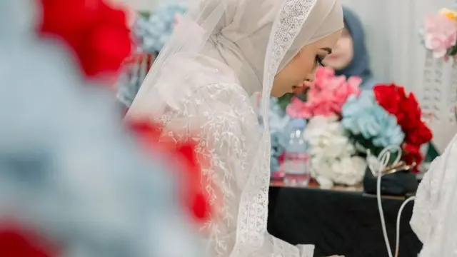 Adiba Khanza tampil memesona saat malam binai, ditemani ibunda dan para adik