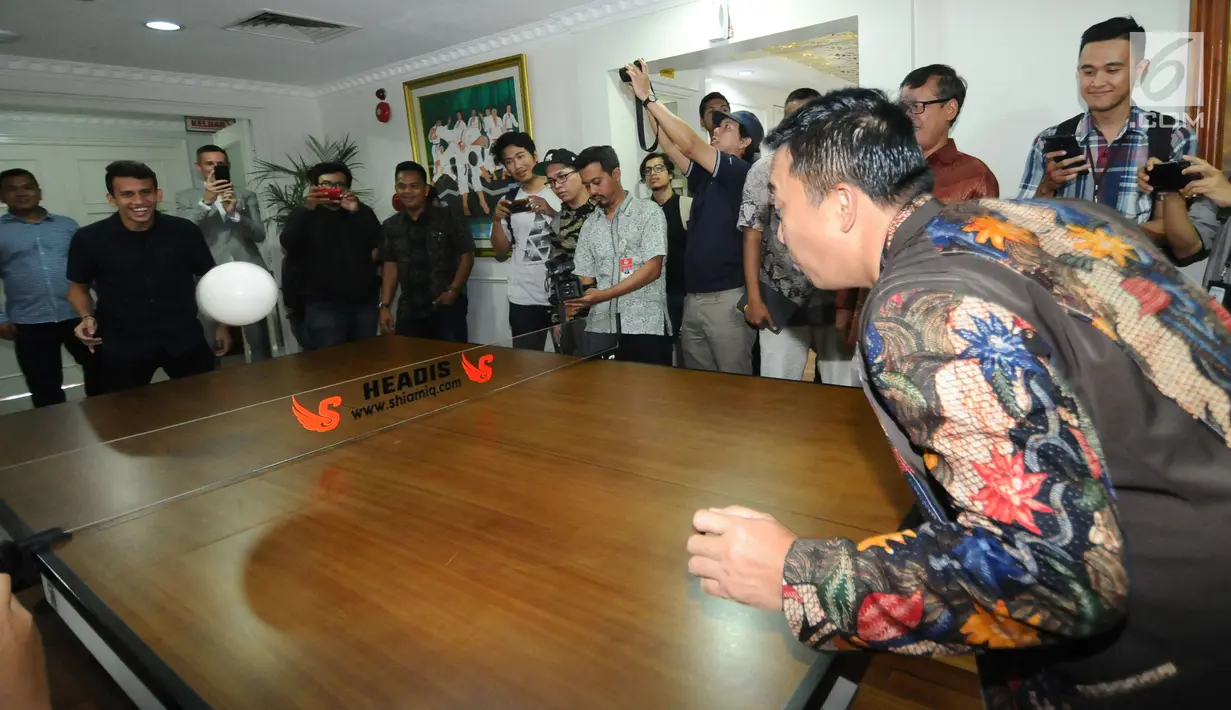 Pemain Timnas Indonesia U-19, Egy Maulana Vikri (kiri) bermain headis dengan Menpora Imam Nahrawi usai pertemuan di gedung Kemenpora, Jakarta, Jumat (5/1). Headis merupakan olahraga yang baru dipopulerkan di Indonesia, (Liputan6.com/Helmi Fithriansyah)