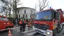 Sejumlah petugas pemadam kebakaran berdiri di luar Masjid Agung Brussels, Belgia, setelah ditemukan paket berisikan serbuk putih yang dikhawatirkan Anthrax, Kamis (26/11). Petugas juga mengevakuasi 11 orang didekontaminasi. (AFP PHOTO/BELGA/ERIC LALMAND)