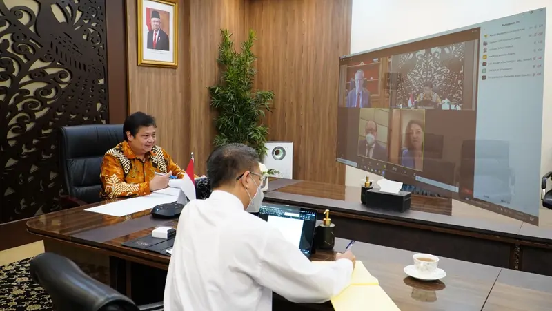 Menteri Koordinator Bidang Perekonomian Airlangga Hartarto dengan Sekretaris Jenderal OECD Mathias Cormann dalam diskusi secara virtual, Rabu (17/2/2022). (Sumber ekon.go.id)