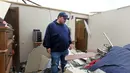 Seorang pria memeriksa barang yang ada dirumahnya usai dilanda tornado di Laramie County, Wyoming, AS (29/5). Usai hantaman tornado tersebut sejauh ini belum ada laporan korban jiwa. (Jacob Byk/The Wyoming Tribune Eagle via AP)