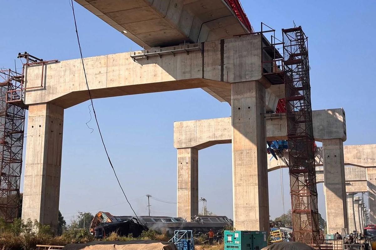 FOTO: Crane Konstruksi Jatuh Timpa Kereta Penumpang di Thailand