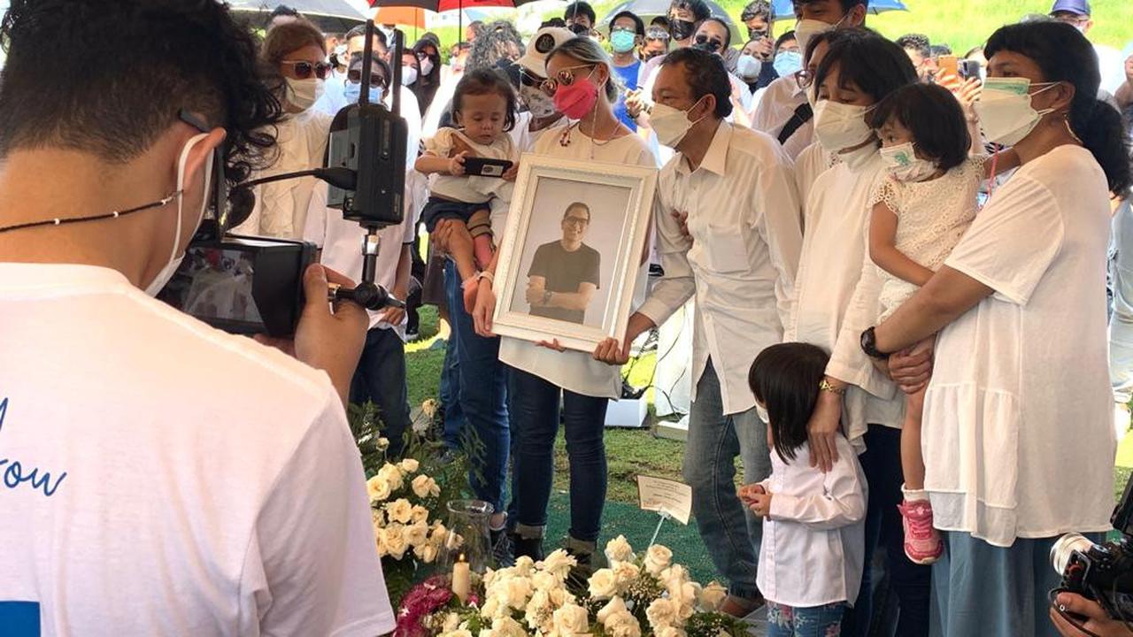 Prosesi  pemakaman suami Joanna Alexandra  Raditya Oloan di San Diego Hills