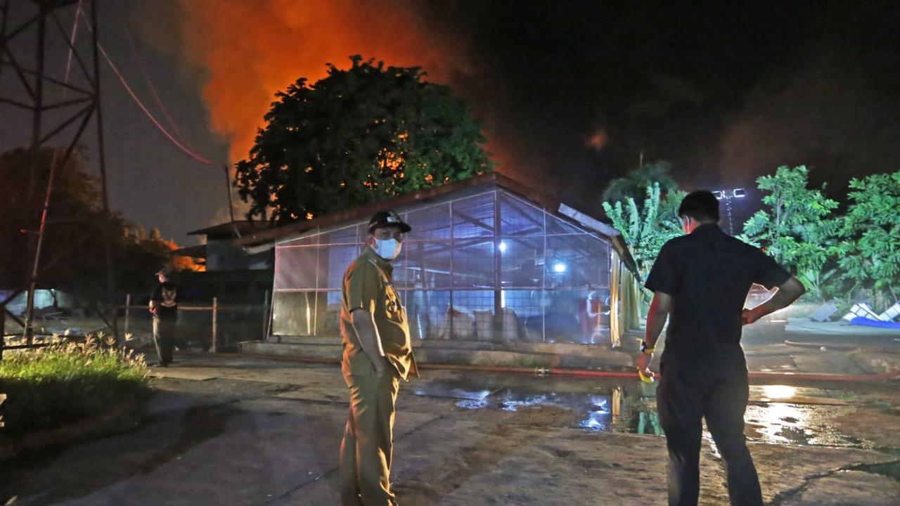 Pj Wali Kota Tangerang Datangi Lokasi Pabrik Kimia Terbakar, Apresiasi Petugas Damkar