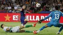 Pemain Barcelona, Robert Lewandowski, berusaha mencetak gol ke gawang Real Betis pada laga Liga Spanyol di Estadi Olimpic Lluis Companys, Minggu (17/9/2023). Barca menang dengan skor 5-0. (AP Photo/Joan Monfort)