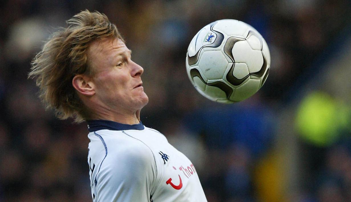 Teddy Sheringham dan Darren Anderton - Selama berduet dengan Darren Anderton, Sheringham menjelma menjadi bomber ganas melalui tandukan mautnya. Berkat kerja sama apik kedua pemain tersebut total 27 gol berhasil mereka sarangkan ke gawang lawan. (AFP/Adrian Dennis)
