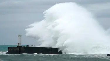 Ombak menghantam pemecah gelombang di sebuah pelabuhan di Kota Kiho, Prefektur Mie, Jepang, Jumat (11/10/2019). Badan Meteorologi Jepang (JMA) memprediksi Topan Hagibis akan menerjang kawasan Jepang pada akhir pekan ini. (AP Photo/Toru Hanai)