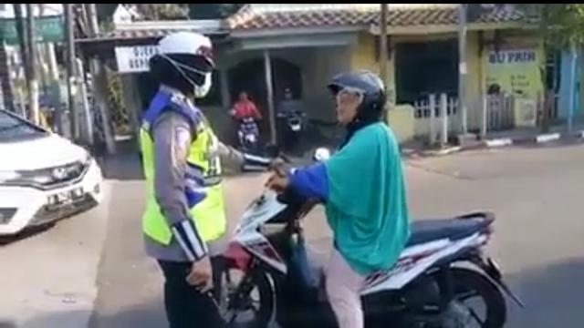 Emak-emak Ngamuk lawan Polwan.