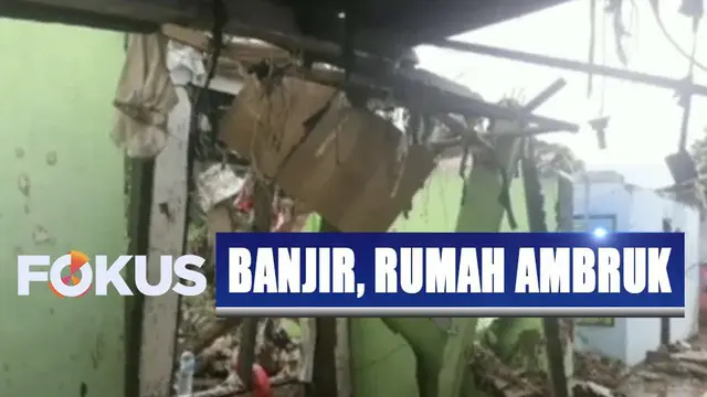 Warga yang rumahnya ambruk hanya bisa pasrah saat kondisi banjir telah surut, melihat kondisi rumah sudah hancur.