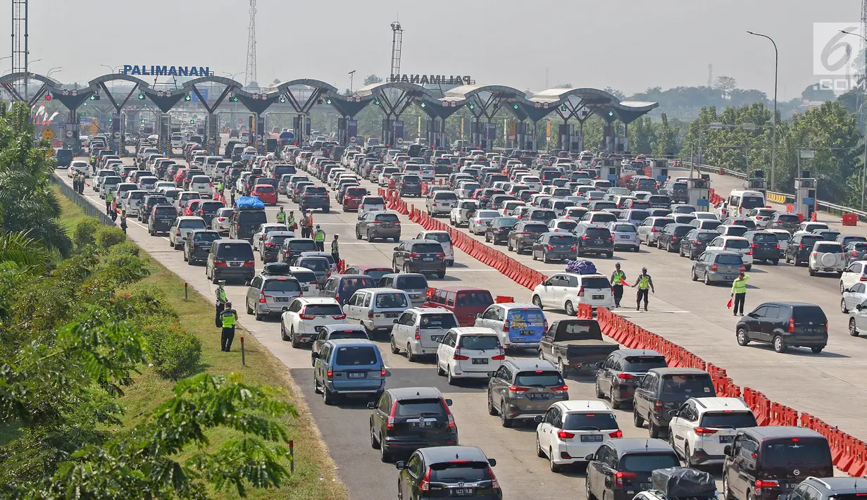 Mobil pemudik memadati Gerbang Tol (GT) Cikopo Palimanan (Cipali) Cirebon, Jawa Barat, Sabtu (1/6/2019). Memasuki H-4 Lebaran, kepadatan terjadi di ruas Tol Cipali di Km 73 sampai dengan Km 78 dan kenaikan volume kendaraan naik 12 persen dibanding tahun lalu. (Liputan6.com/Herman Zakharia)