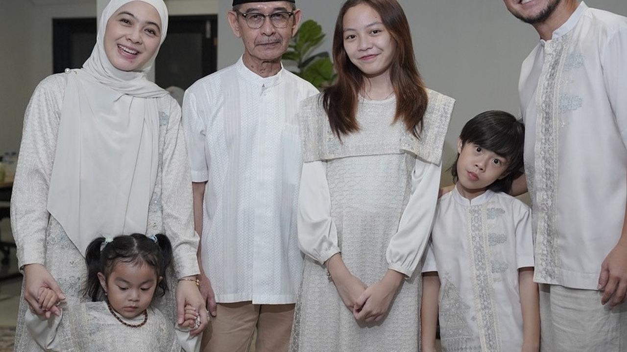 Berangkat Haji, 9 Potret Ananda Omesh Pamitan Kepada Keluarga & Sahabat Sebelum Bertolak ke Tanah Suci - Penuh Haru