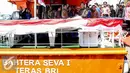Presiden Joko Widodo bersama sejumlah pejabat mencoba Teras BRI Kapal usai meresmikan peluncuran kapal tersebut di Muara Angke, Jakarta, Selasa (4/8/2015). Teras BRI Kapal untuk menjangkau masyarakat pesisir Kepulauan. (Liputan6.com/Faizal Fanani)