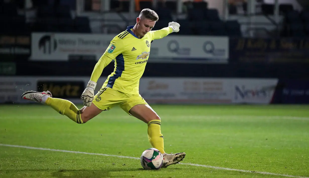 Dean Henderson juga cukup piawai untuk membangun serangan dari bawah sebagai peran aktif kiper membaca permainan. (AFP/Nick Potts/Pool)