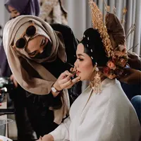 Ketekunannya membuat ia berhasil menjadi MUA asal Makasar dengan ciri khas riasan segar nan manis.