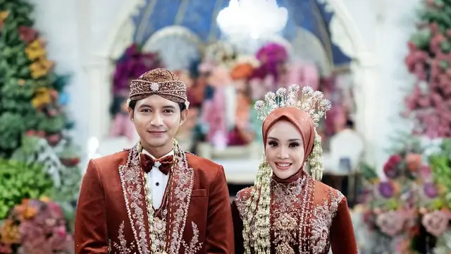 Pernikahan Chand Kelvin dan Dea dengan konsep adat tradisional. [@thepotomoto]