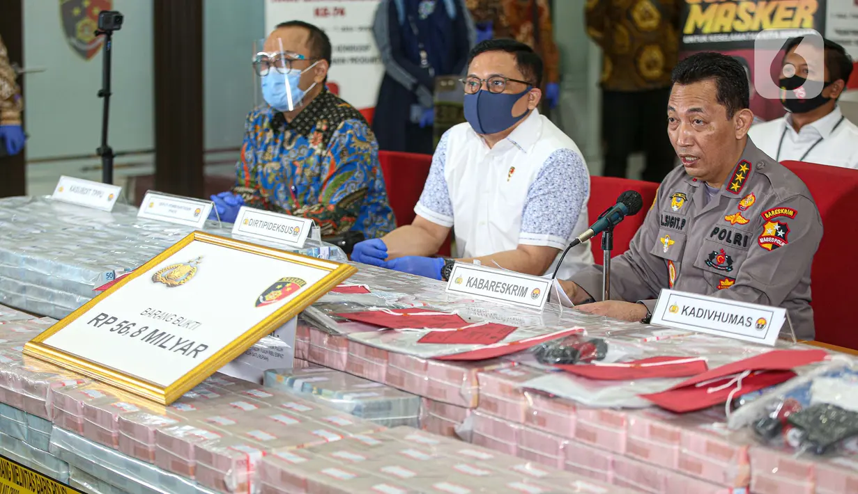 Kabareskrim, Komjen Pol Listyo Sigit Pranowo (kanan) memberikan keterangan saat rilis terkait kasus penipuan sindikat internasional pembelanjaan ventilator covid-19 di Gedung Bareskrim Mabes Polri, Jakarta, Senin (7/9/2020). (Liputan6.com/Faizal Fanani)