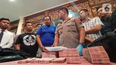 Tersangka dihadirkan saat rilis kasus pembobolan ATM di Polrestabes Semarang, Jawa Tengah, Kamis (9/1/2020). Dalam kasus ini polisi menetapkan satu pegawai dari unit outsourcing teknisi ATM sebagai tersangka. (Liputan6.com/Gholib)