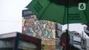 Seniman menyelesaikan pembuatan mural dalam acara Converse City Forest di Fatmawati, Jakarta, Sabtu (6/3/2021).  Mural digambar menggunakan cat khusus Grephenstone yang dapat menyerap polusi udara setara 177 pohon. (Liputan6.com/Faizal Fanani)