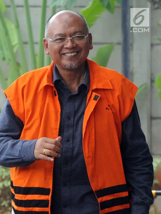 Bupati nonaktif Malang Rendra Kresna tersenyum saat tiba di Gedung KPK, Jakarta, Kamis (1/11). Rendra menjalani pemeriksaan lanjutan sebagai tersangka dugaan suap gratifikasi proyek di Dinas Pendidikan Kabupaten Malang TA 2011. (Merdeka.com/Dwi Narwoko)