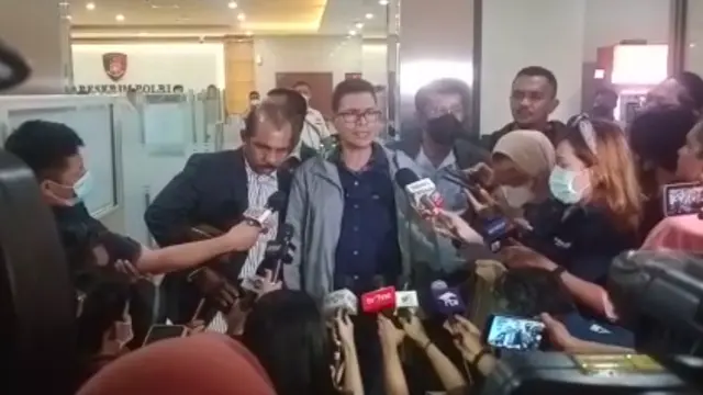 Aktivis 98, Faizal Assegaf saat mengecek laporan dirinya terkait video dugaan penghinaan Mentneri BUMN Erick Thohir. (Istimewa)