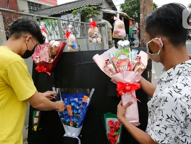 Warga membeli suvenir unik di Rawa Belong, Jakarta, Minggu (14/2/2021). Banyak masyarakat berburu suvenir berupa boneka,bunga, dan coklat untuk merayakan Hari Kasih Sayang. (Liputan6.com/Angga Yuniar)