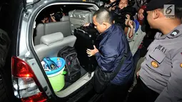 Penyidik KPK membawa koper seusai menggeledah kantor Kementerian Agama, di Lapangan Banteng, Jakarta, Senin (18/3). Penggeladahan terkait penangkatan kasus suap jual beli jabatan yang menjerat Ketua Umum PPP Romahurmuziy. (merdeka.com/Iqbal S Nugroho)