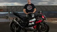 Mantan pebalap kelas 500cc, Simon Crafar, menjadi komentator baru MotoGP pada musim 2018. (Motovudu)