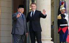 FOTO: Presiden Macron Sambut Hangat Prabowo di Istana Elysee Paris
