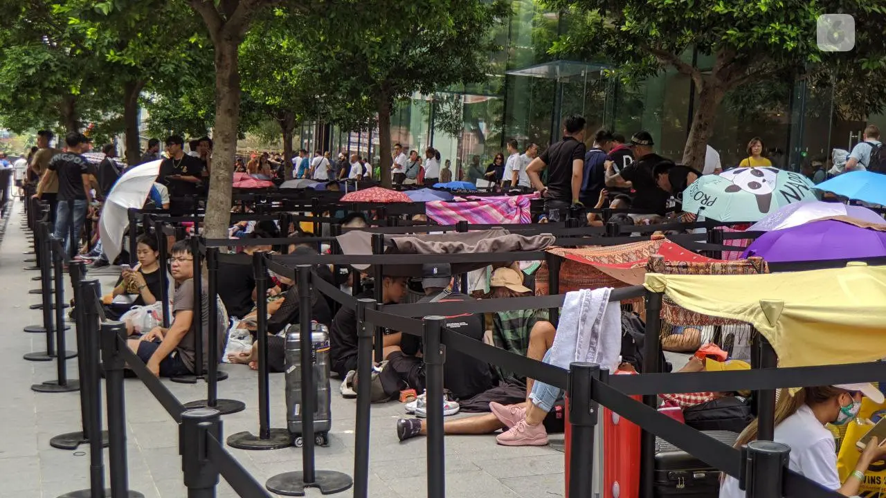 Antrean iPhone 11 di Apple Orchard Road, Singapura. Liputan6.com/Yuslianson
