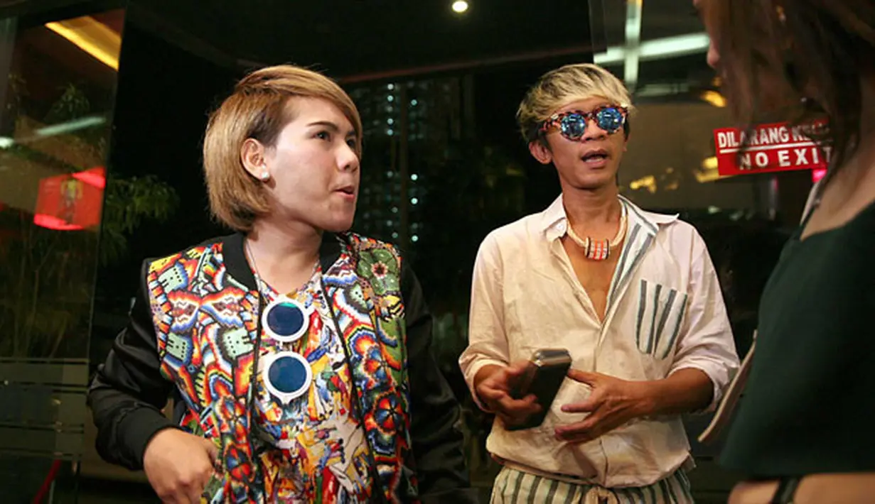 Saat ditanya soal itu, Evelyn pun mengelak jika dirinya hadir bersama dengan Aming. Menurutnya, Aming sudah tiba lebih dulu di lokasi dan menghampiri Evelyn yang datang bersama teman-temannya. (Nurwahyunan/Bintang.com)