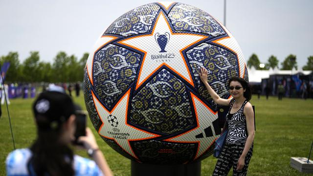 Foto: Antusiasme Warga Turki Sambut Final Liga Champions 2022/2023, Berfoto dengan Trofi yang Akan Diperebutkan Inter Milan dan Man City