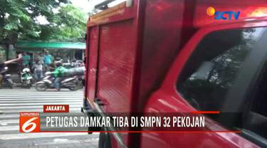 Gedung aula SMPN 32 Jakarta roboh saat pembagian rapor, empat orang masih terjebak dalam gedung.