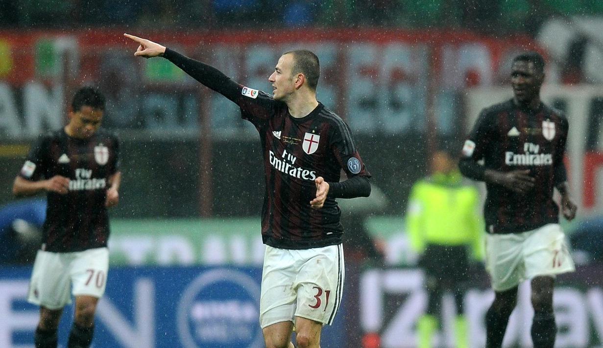 Ekspresi bek AC Milan, Luca Antonelli, setelah mencetak gol ke gawang Torino pada laga lanjutan Serie A Italia di Stadion San Siro, Minggu (28/2/2016) dini hari WIB. (EPA/Daniele Mascolo)