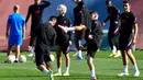 Para pemain Barcelona saat mengikuti sesi latihan tim di Barcelona, Spanyol (1/11/2021). Barcelona saat ini masih tertahan di peringkat ketiga klasemen Grup E Liga Champions dengan raihan tiga poin. (AFP/Pau Barrena)