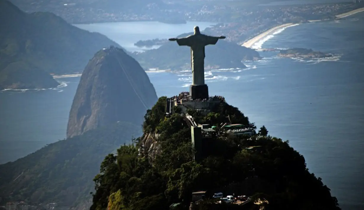 Patung Kristus Penebus di puncak Corcovado Hill di Rio de Janeiro, Brasil (AFP PHOTO/Vanderlei Almeida)