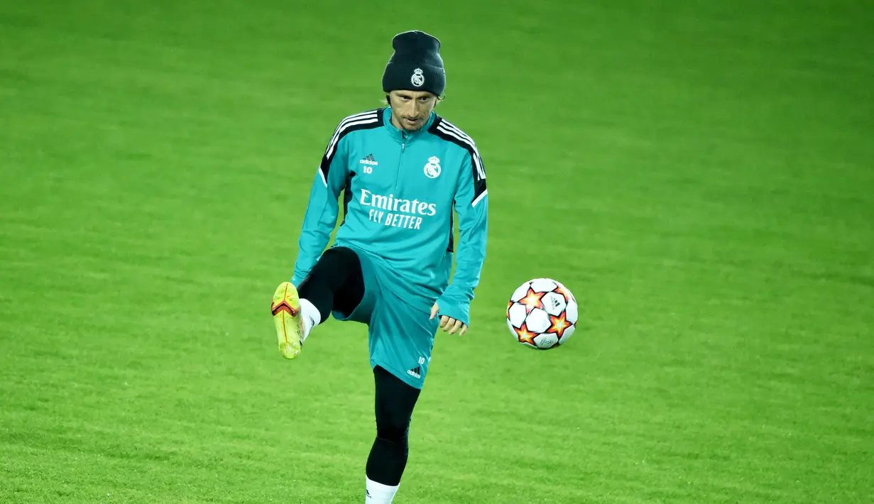 Gelandang Real Madrid Kroasia Luca Modric mengambil bagian dalam sesi latihan di Stadion Sheriff di Tiraspol menjelang pertandingan Liga Champions, Selasa (23/11/2021). Real Madrid bakal melawat ke markas FC Sheriff pada laga kelima Liga Champions 2021/22, Kamis dini hari WIB. (Sergei GAPON / AFP)