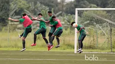 Duel para pemain Timnas Indonesia U19 saat mengikuti seleksi di NYTC-PSSI Sawangan, Depok, Jumat (3/3/2017). (Bola.com/Nicklas Hanoatubun)
