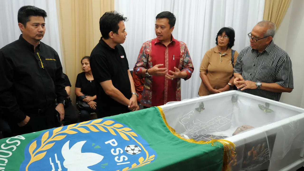 Menpora Imam Nahrawi melayat Alm. Sinyo Aliandoe (Liputan6.com)