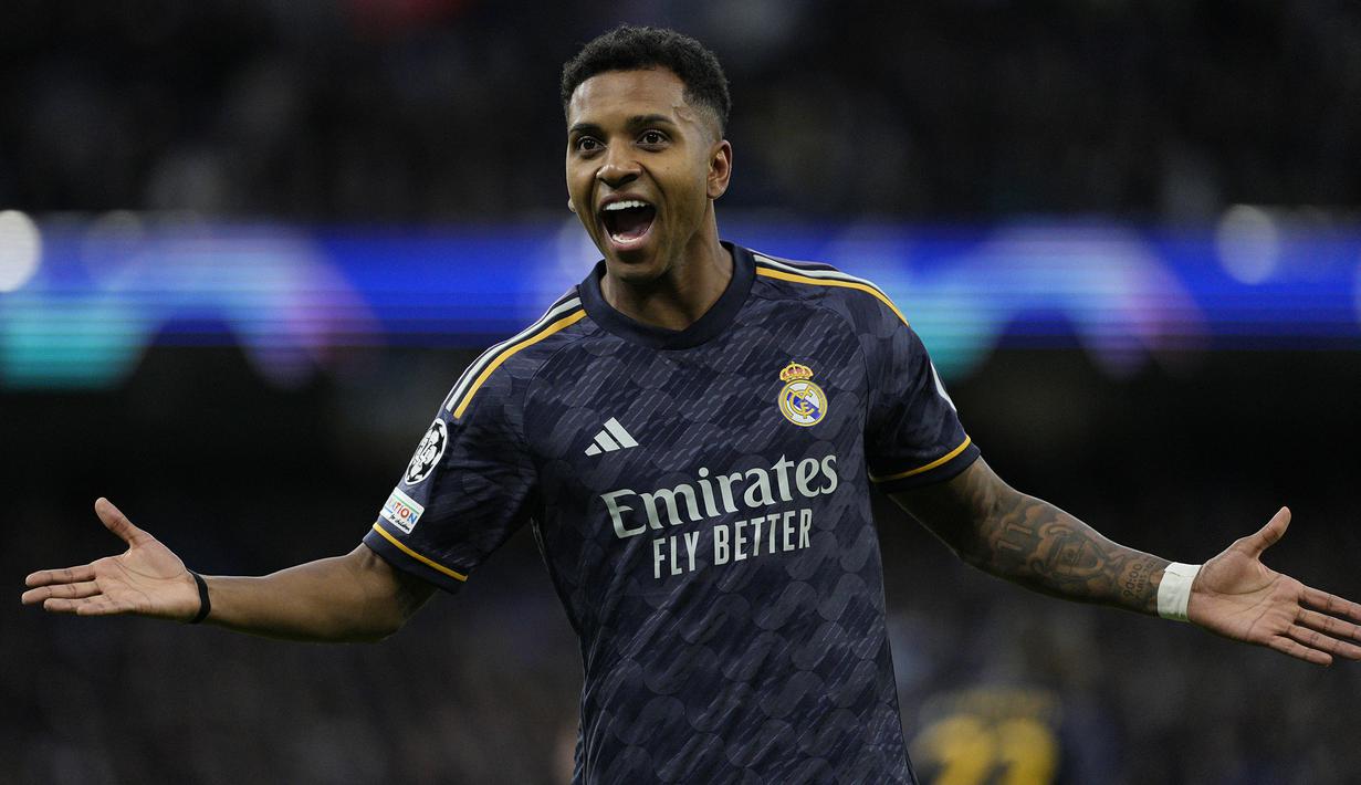 Selebrasi striker Real Madrid, Rodrygo setelah mencetak gol ke gawang Manchester City pada laga leg kedua perempatfinal Liga Champions 2023/2024 di Etihad Stadium, Manchester, Rabu (18/4/2024). (AP Photo/Dave Shopland)