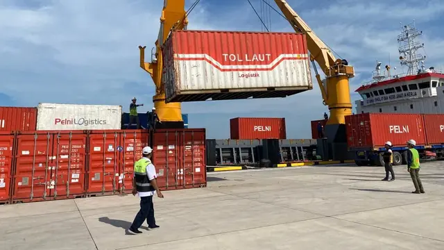 Kapal KM Logistik Nusantata 4 berangkat perdana dari Dermana Pelabuhan Patimban, Subang, Jawa Barat, Rabu (14/9/2022).