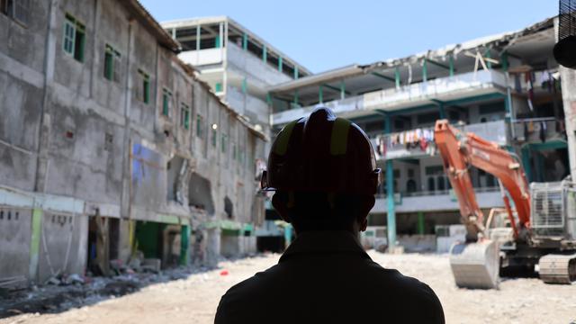 Petugas melakukan pembersihan puing reruntuhan gedung musala Pondok Pesantren Al Khoziny. Foto BNPB