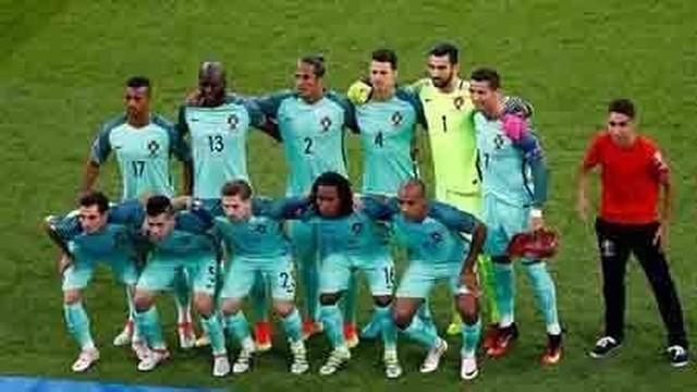 Dua ball boy (pengambil bola) mencuri perhatian pada laga Portugal versus Wales di Stade de Lyon, Lyon, Rabu (6/7/2016).