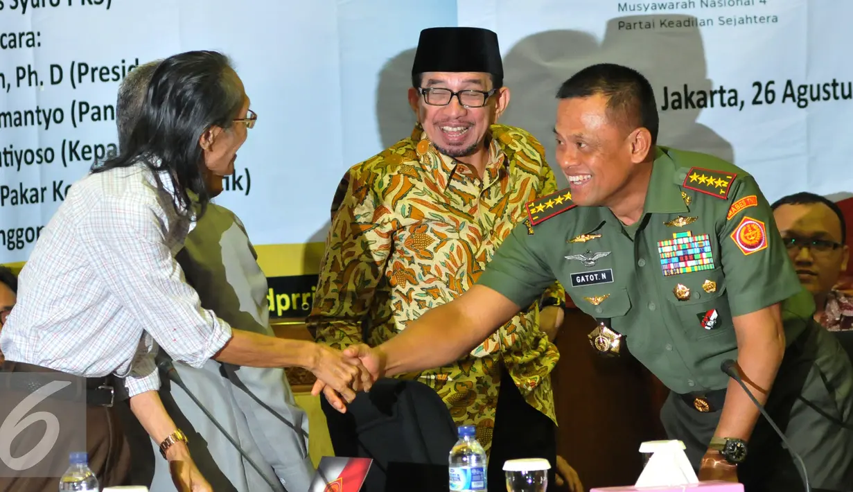 Panglima TNI Jenderal Gatot Nurmantyon (kanan) bersalaman dengan Sejarahwan Anhar Gonggong usai mengikuti Seminar Kebangsaan 70 Tahun Kemerdekaan Indonesia, Jakarta, Rabu (26/08/2015). (Liputan6.com/Andrian M Tunay)