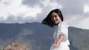 Penampilan Gisel Anastasia yang memukau dengan saat menari mengenakan Dress putih dan sepatu hak tinggi berwarna senada di Gunung Bromo. (Instagram/gisel_la)