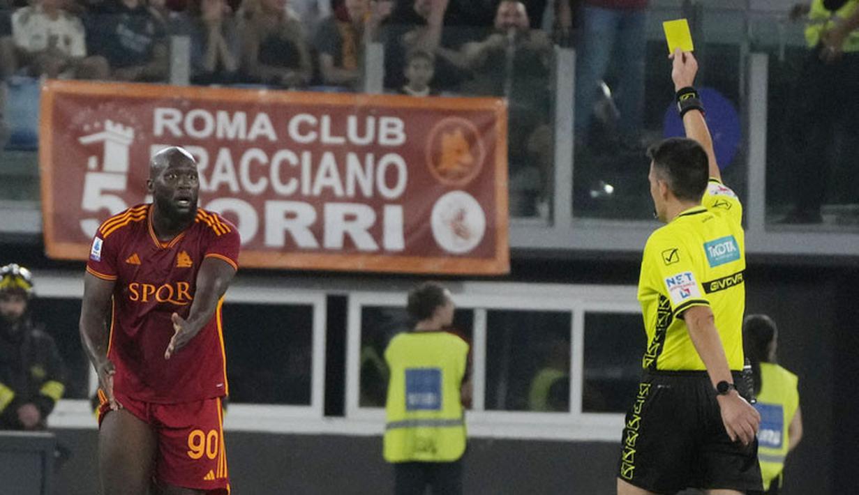 Pemain AS Roma, Romelu Lukaku, mendapat kartu kuning saat melawan AC Milan dalam laga giornata ketiga Liga Italia di Stadion Olimpico, Roma, Sabtu (2/9/2023). AS Roma tumbang dengan skor 1-2. (AP Photo/Gregorio Borgia)