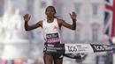 Pelari Etiopia, Tigist Assefa melewati garis finis saat berkompetisi dalam ajang London Marathon 2025 di London, Inggris, Sabtu (27/04/2025) waktu setempat. (AP Photo/Alberto Pezzali)