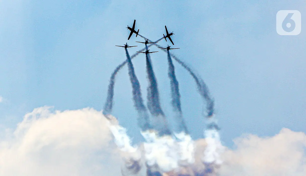 Sebagai informasi, dalam kegiatan perayaan HUT TNI AU ini, demonstrasi udara turut dilakukan dengan beberapa alutsista yang dimiliki oleh TNI AU, seperti Pesawat Sukhoi 27/30, F-16 Fighting Falcon, T-50 i Golden Eagle, EMB 314- Super Tucano, EC-725 Caracal. (Liputan6.com/Faizal Fanani)