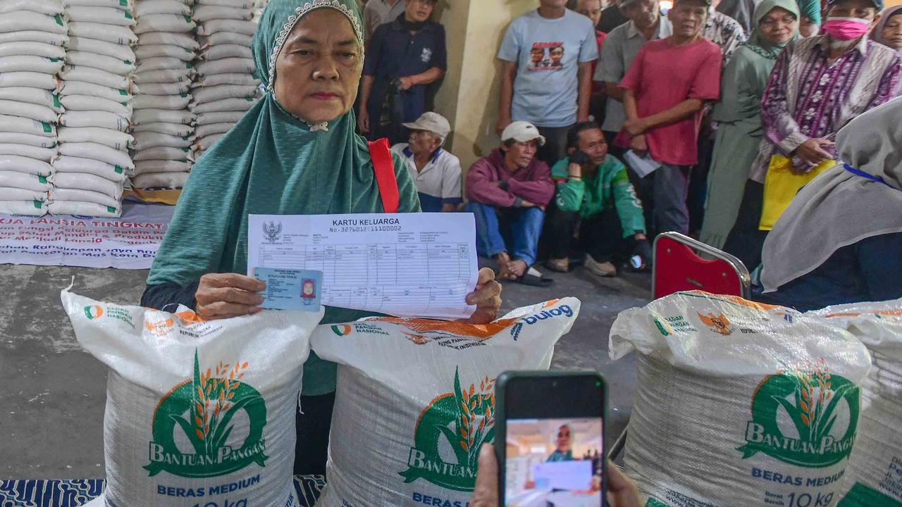 FOTO: Bantuan Beras 20 Kg Dibagikan Serentak di Depok, Warga Antusias