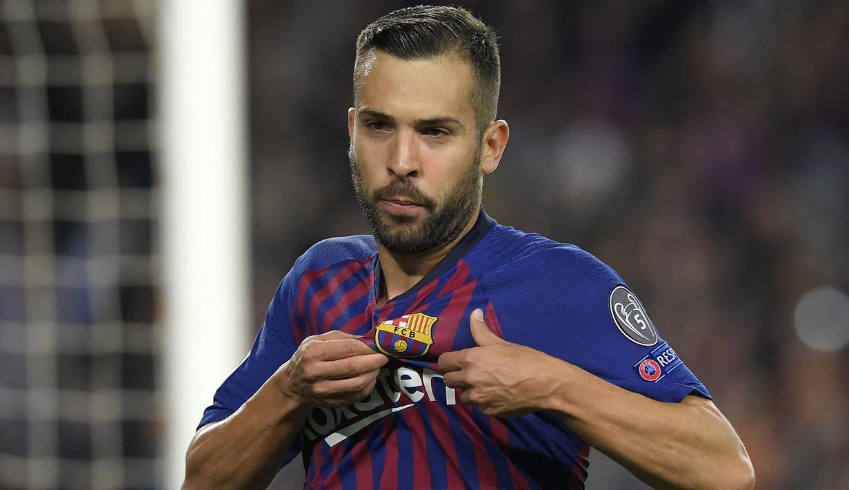 Terbaru ada Jordi Alba yang mengikuti langkah ketiga pemain sebelumnya untuk mengatasi permasalahan finansial Barcelona. Dilansir dari Sport, Alba bersedia mendapatkan pemotongan gaji sebesar 25 persen dari kontraknya yang habis pada 2024 mendatang. (Foto: AFP/Lluis Gene)